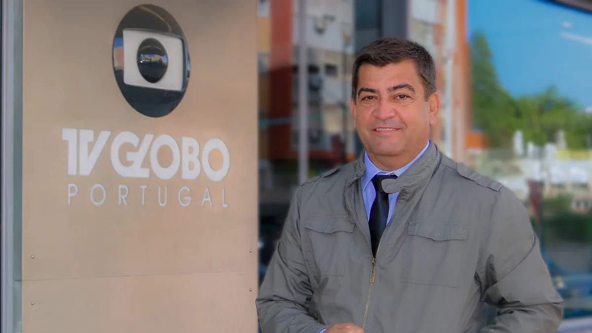 Sidney Pereira em frente ao letreiro da TV Globo Portugal